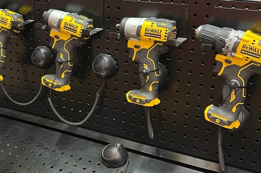 varesikring af el-værktøj med Turtle i et byggemarked, så kunderne frit kan tage dem i hånden - men alarmen går, hvis el-værktøjet forsøges fjernet fra udstillingen
